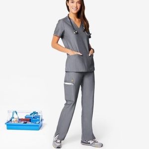 NWOT FIGS Kade Cargo Scrub Pants Graphite